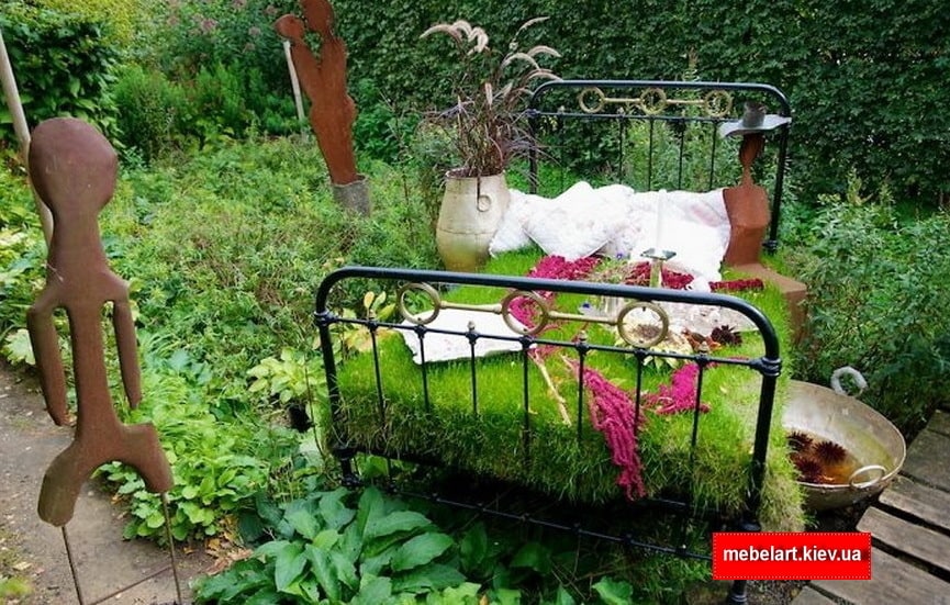 кровать в саду для цветов