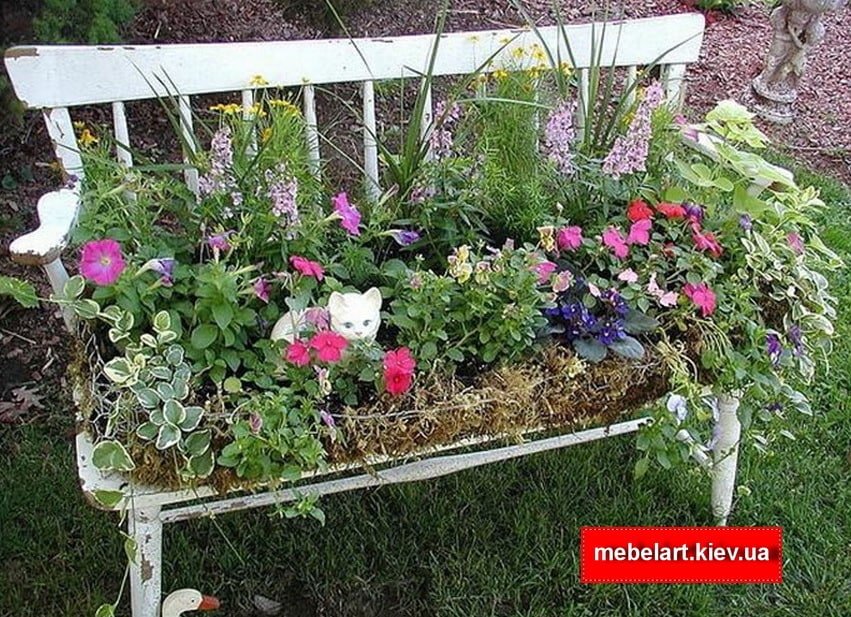 скамейка с цветами