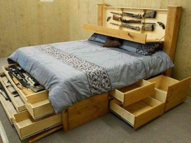 кровать со скрытыми отделениями для оружия