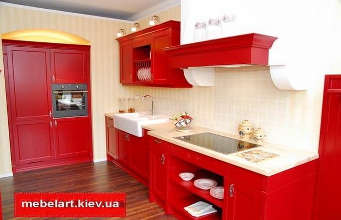 красная деревянная кухня