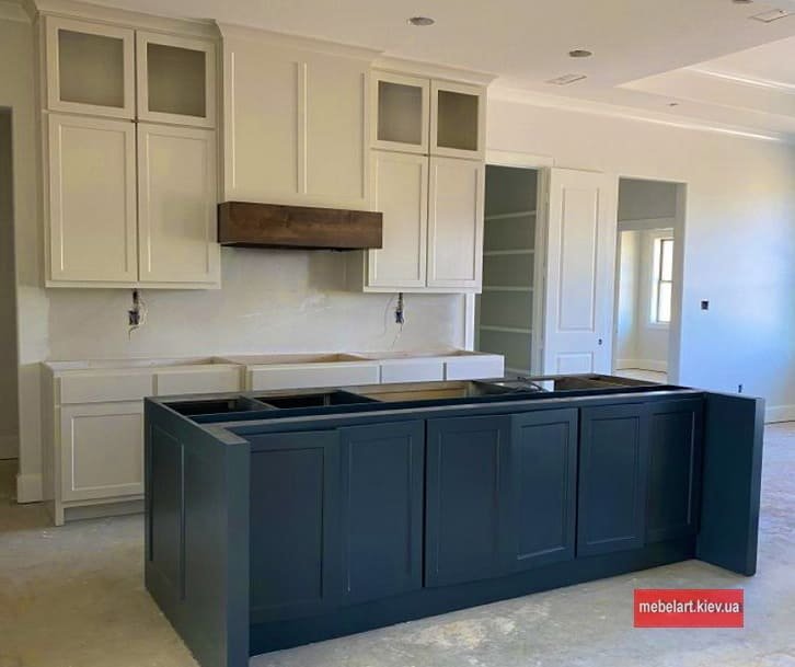 Вбудована кухня на замовлення з дереву