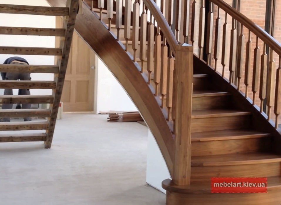 полукруглая деревянная лестница в дом