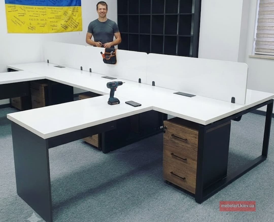 Маленькие столы для сотрудников компактные