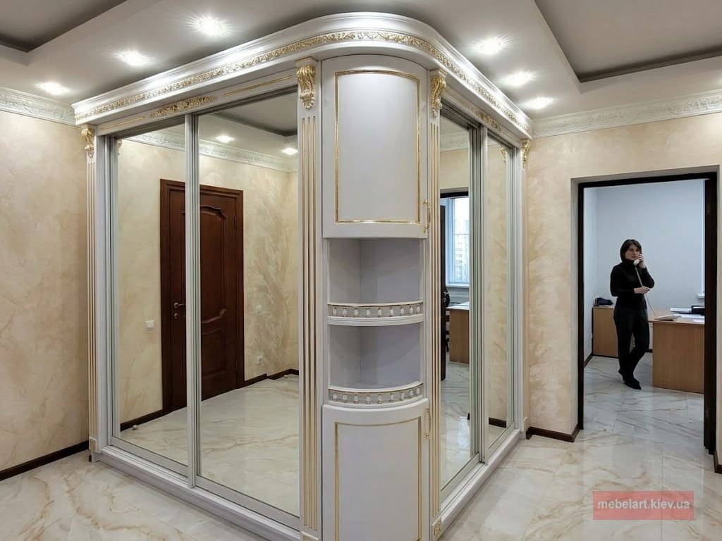 Рабочие столы персонала с матовыми экранами