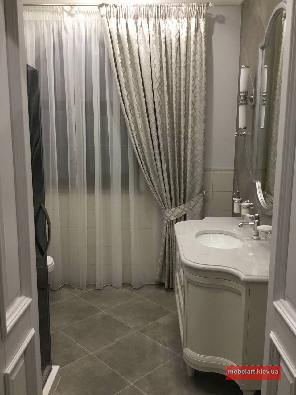 светлые шторы в ванную