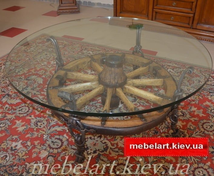стеклянный стол на деревянном колесе