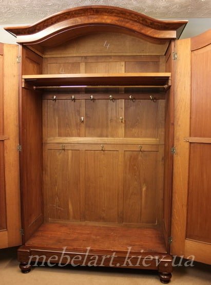 деревянный платеной шкаф