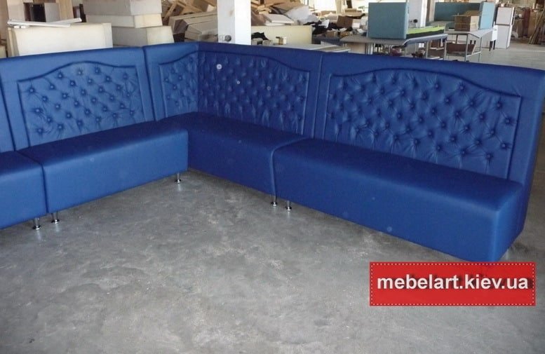 большой синий диван для ресторана