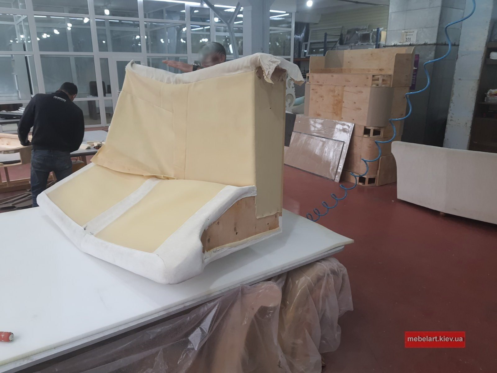 Перетяжка мягкой мебели в городе Буча