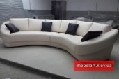 радиусный диван с подушками