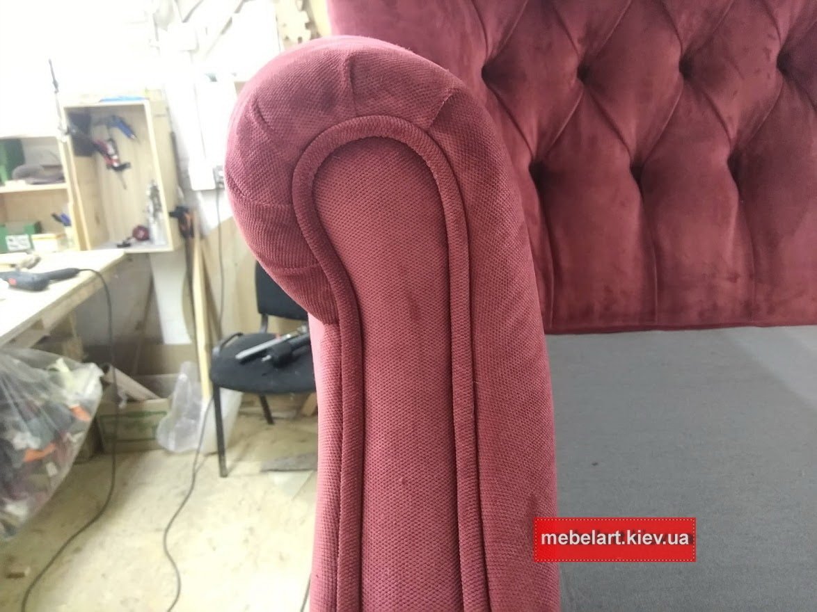 красная мягкая мебель с монограммой под заказ в Киеве