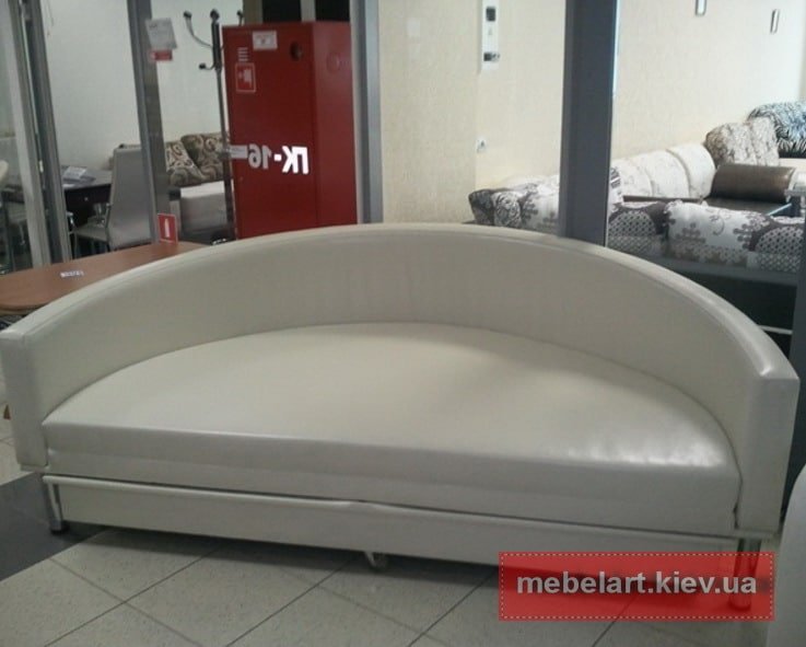 полукруглый диван белого цвета