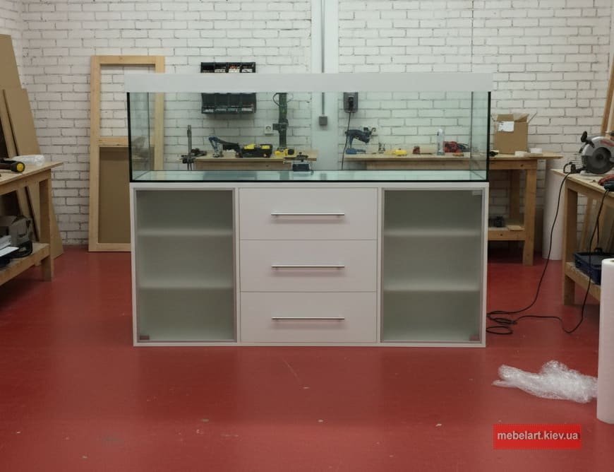 Тумбочка в сучасному стилі під акваріум