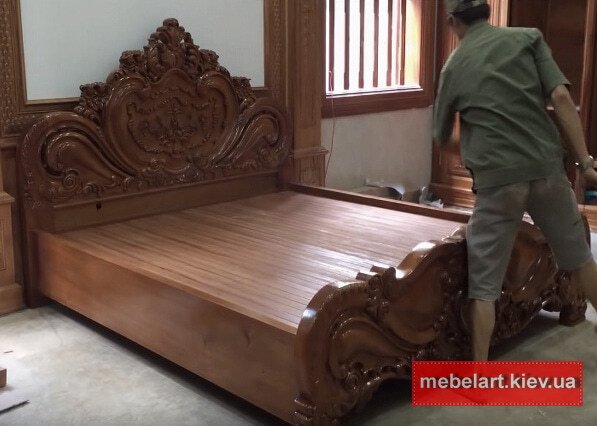 деревянная кровать с резьбой