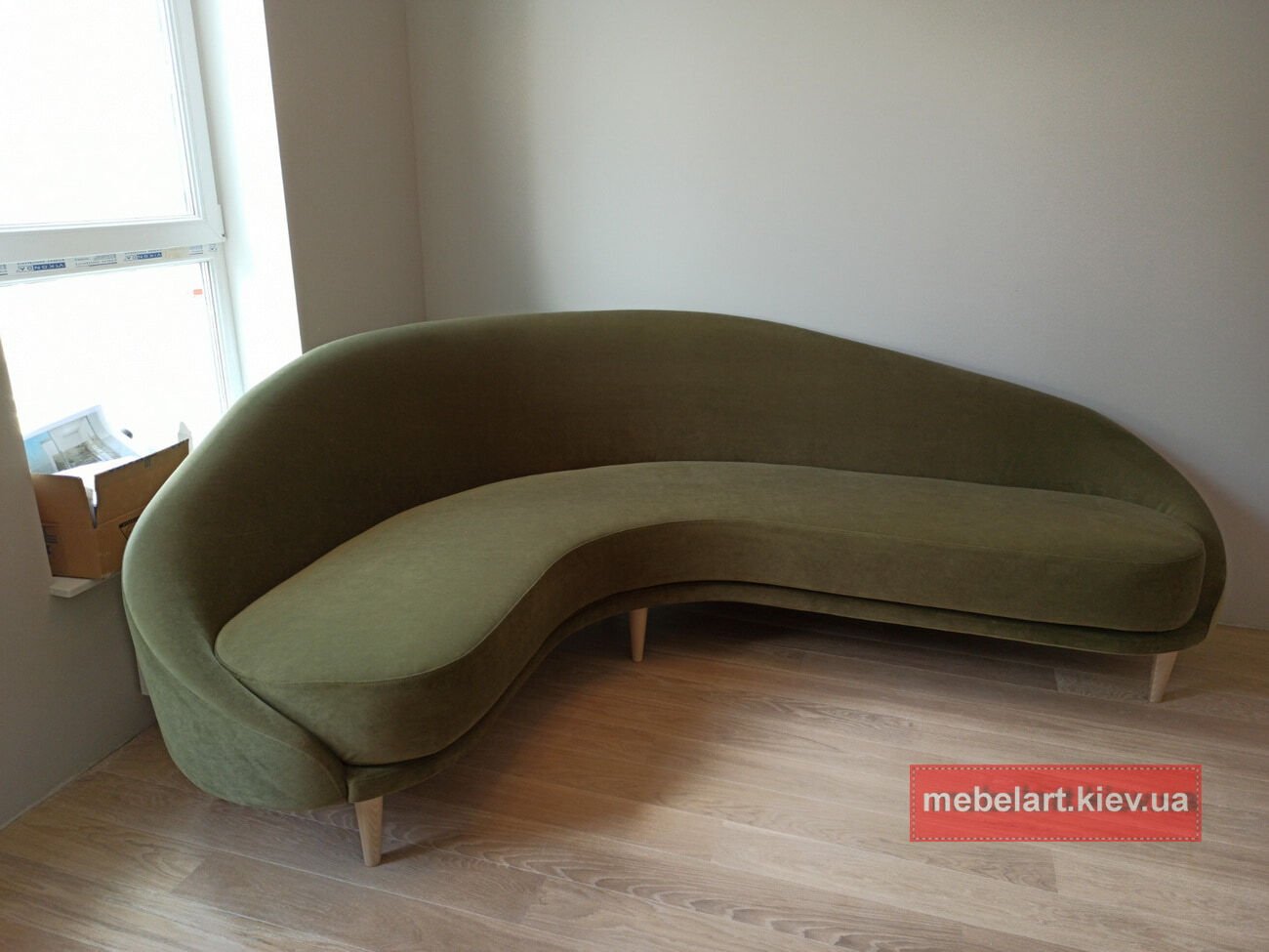 зеленый круглый диван в гостиную под заказ