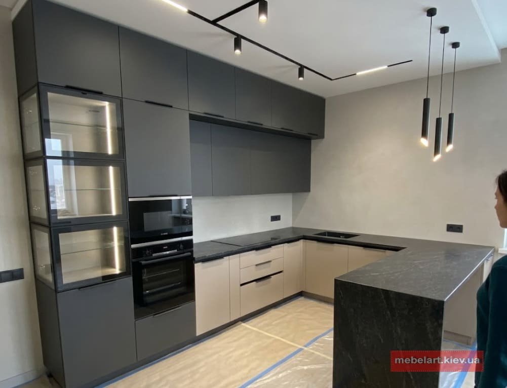 дизайн сірої кухні