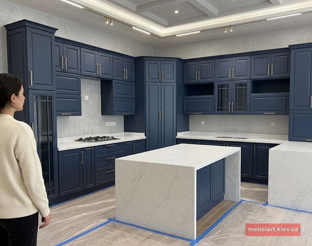 інтер'єр кухні неокласика з високими шафами