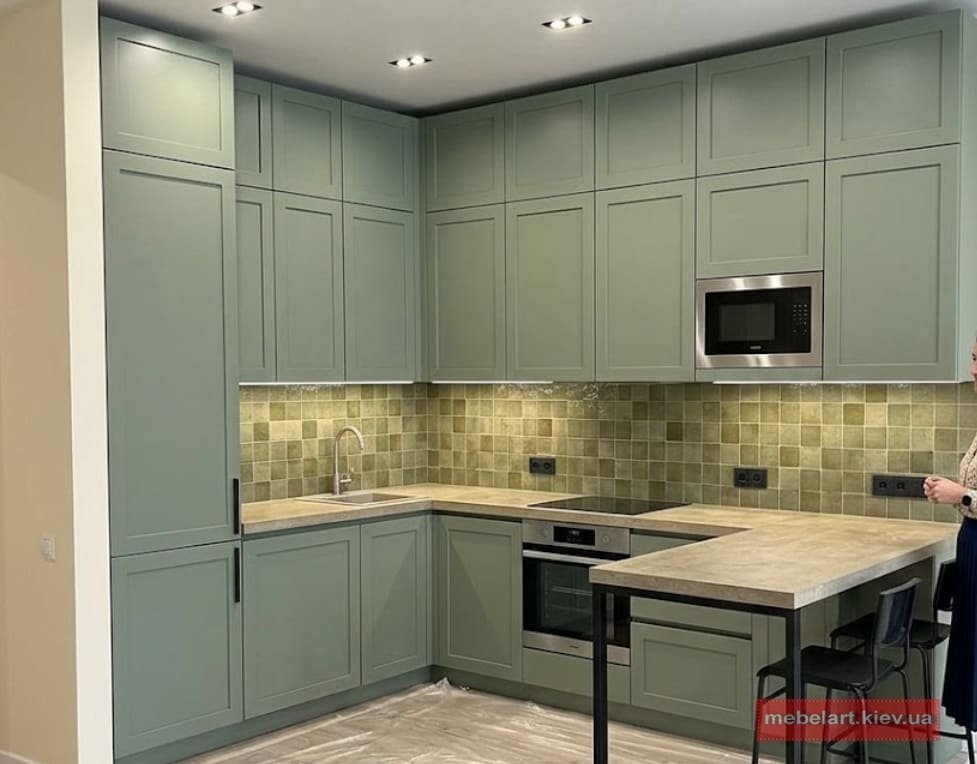 кухня лофт з цегляною стіною з масиву дерева