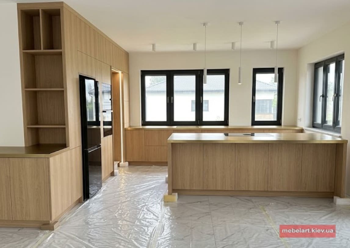 маленька кутова кухня під стелю