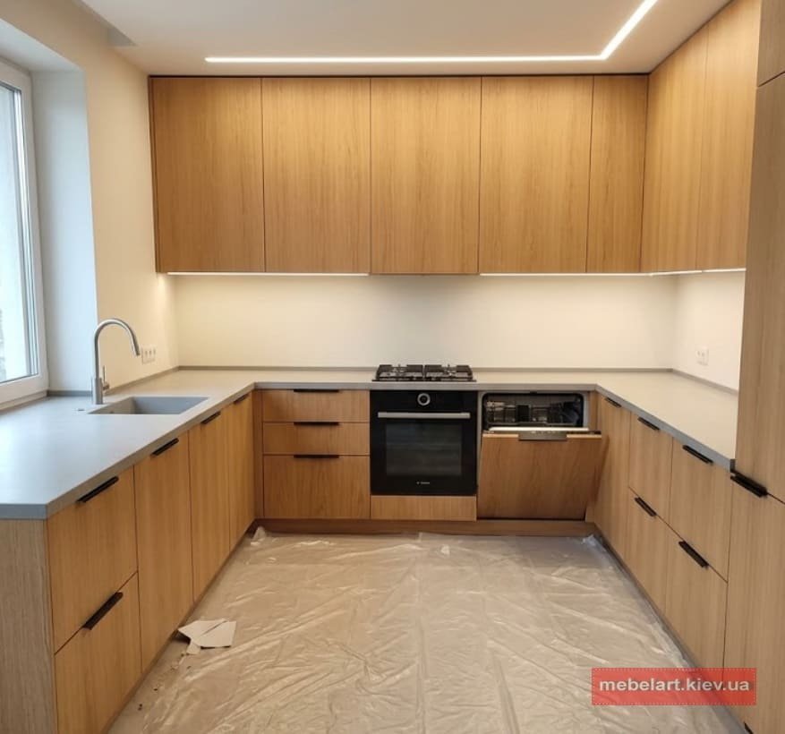 проект кухні з обідньою зоною біля вікна