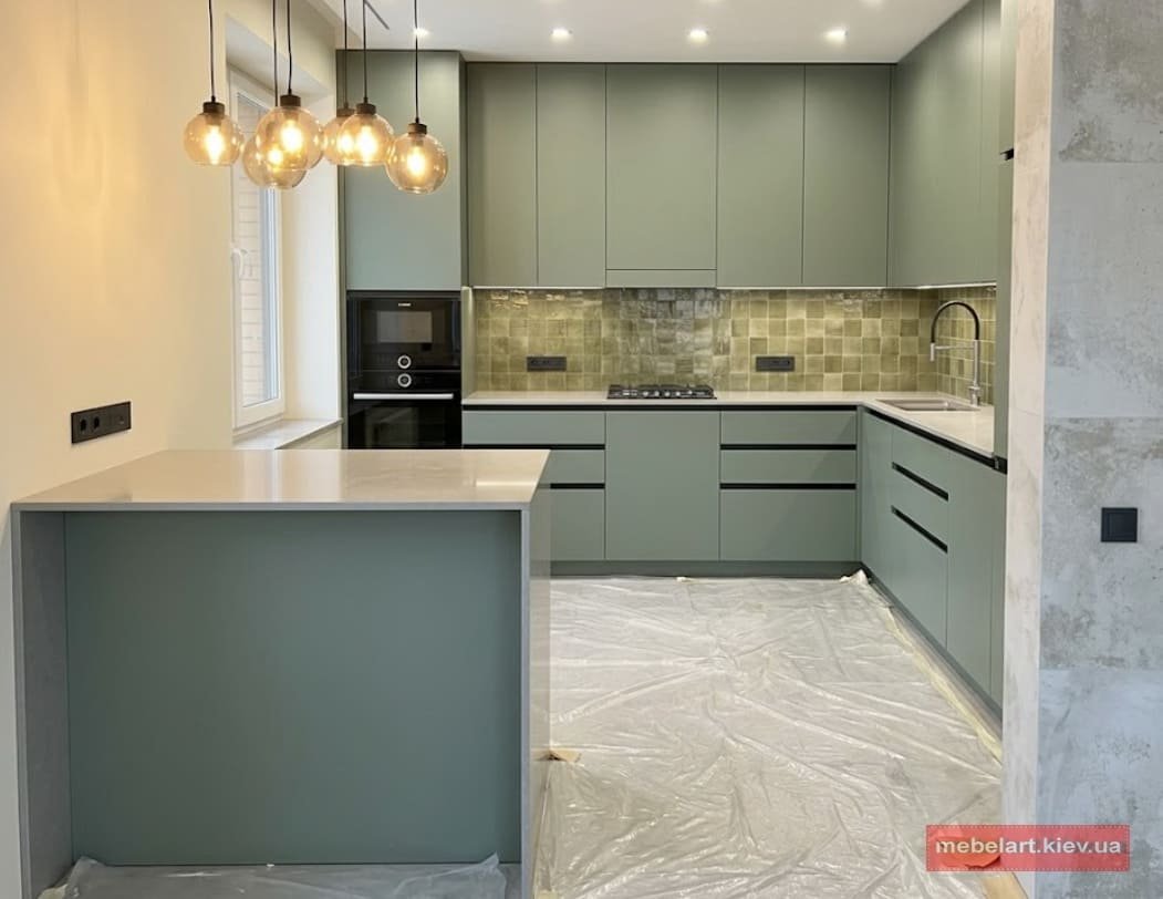 острівна кухня з інтегрованою мийкою