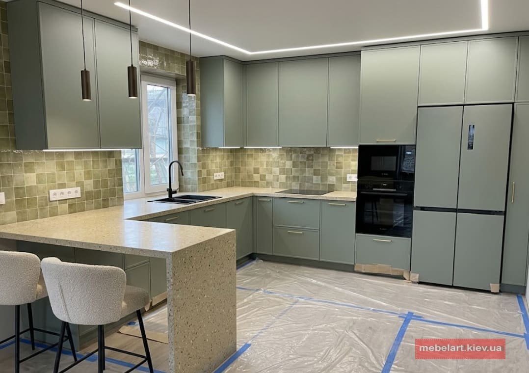 кухня зі стільницею з натурального каменю