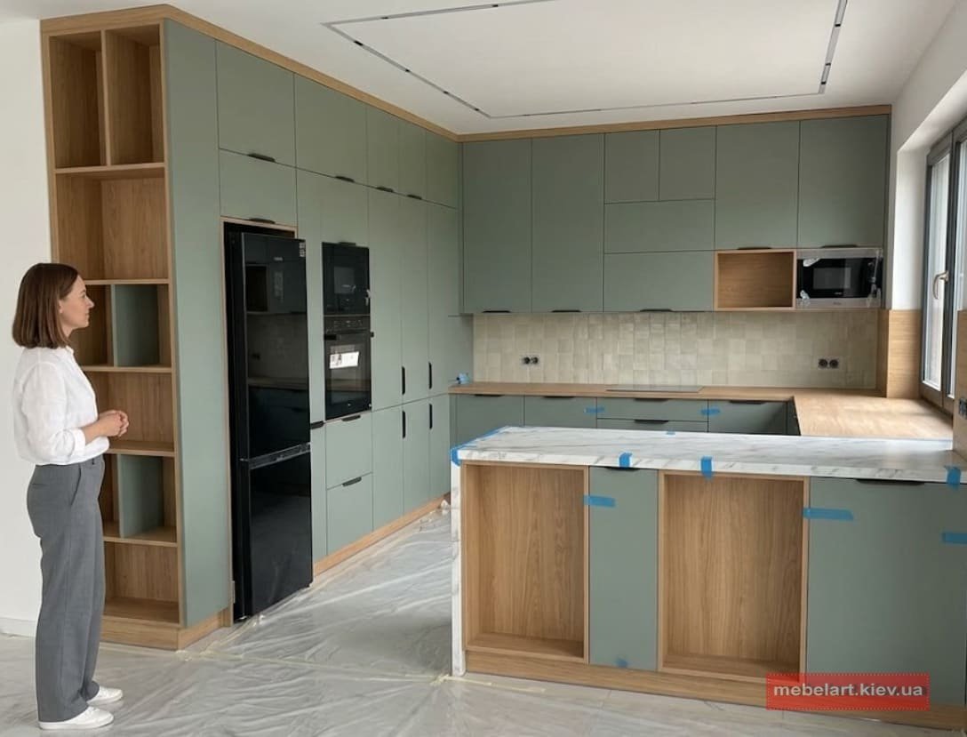 кухня зі стільницею з кварцового агломерату