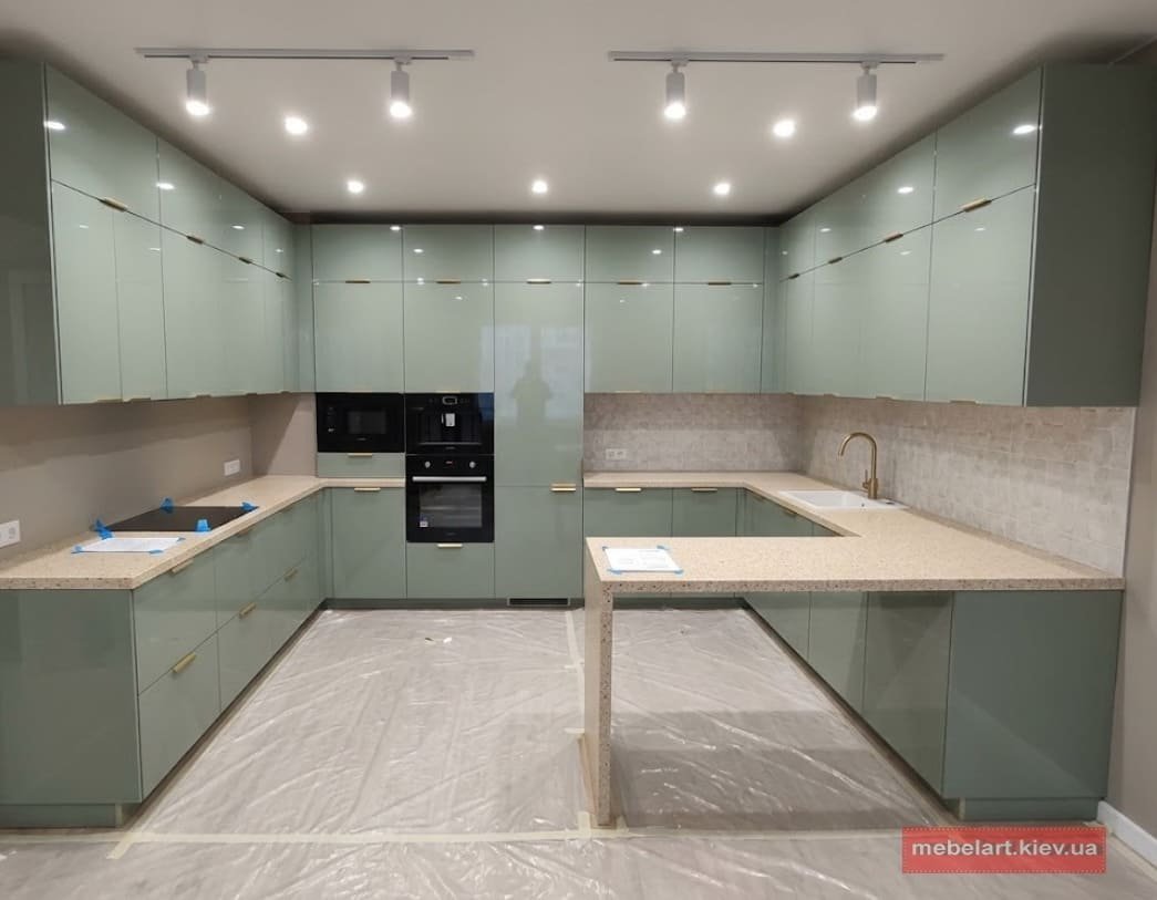 пряма лінійна кухня в інтер'єрі