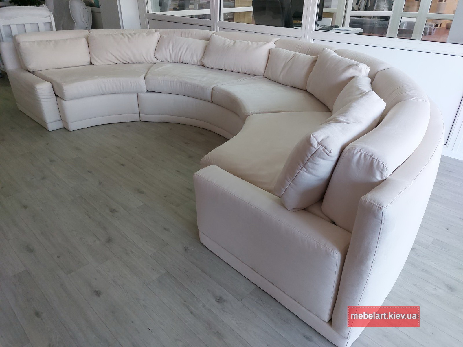 круглый белый диван с подушками Вишневое