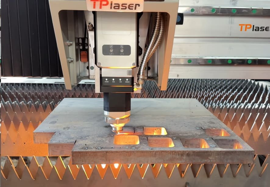 процесс резки металла лазером