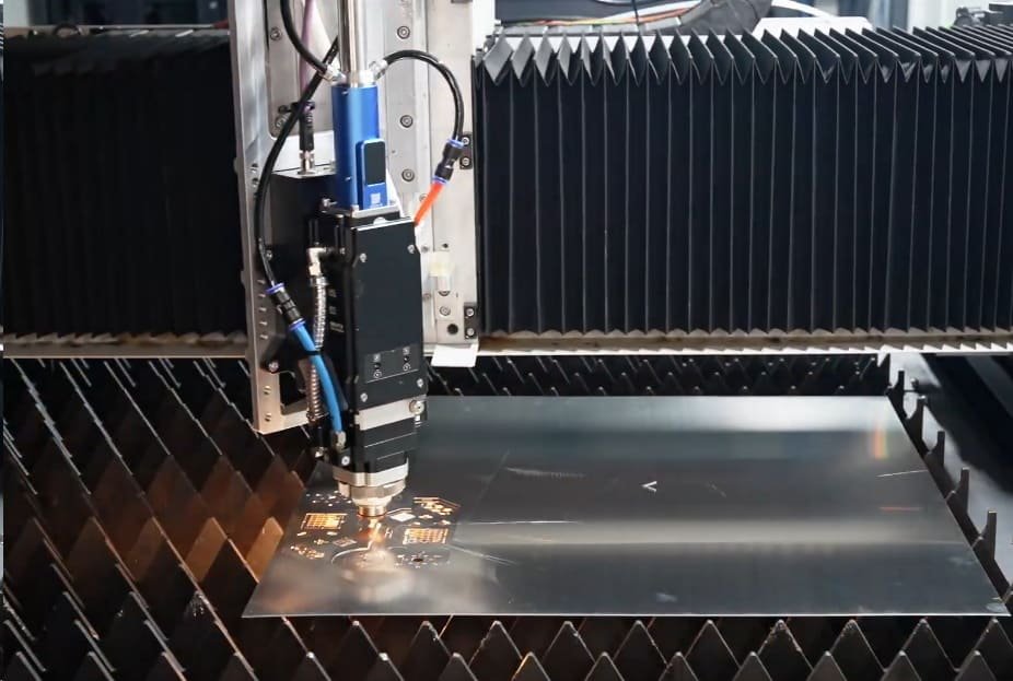 станок вырезает изделия из листовой стали