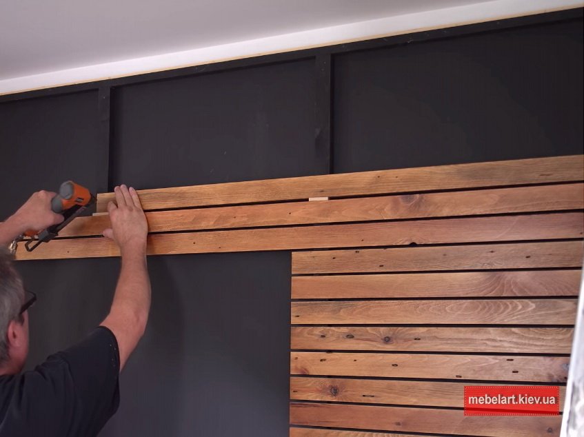 как отделать самому деревянными панелыми стену