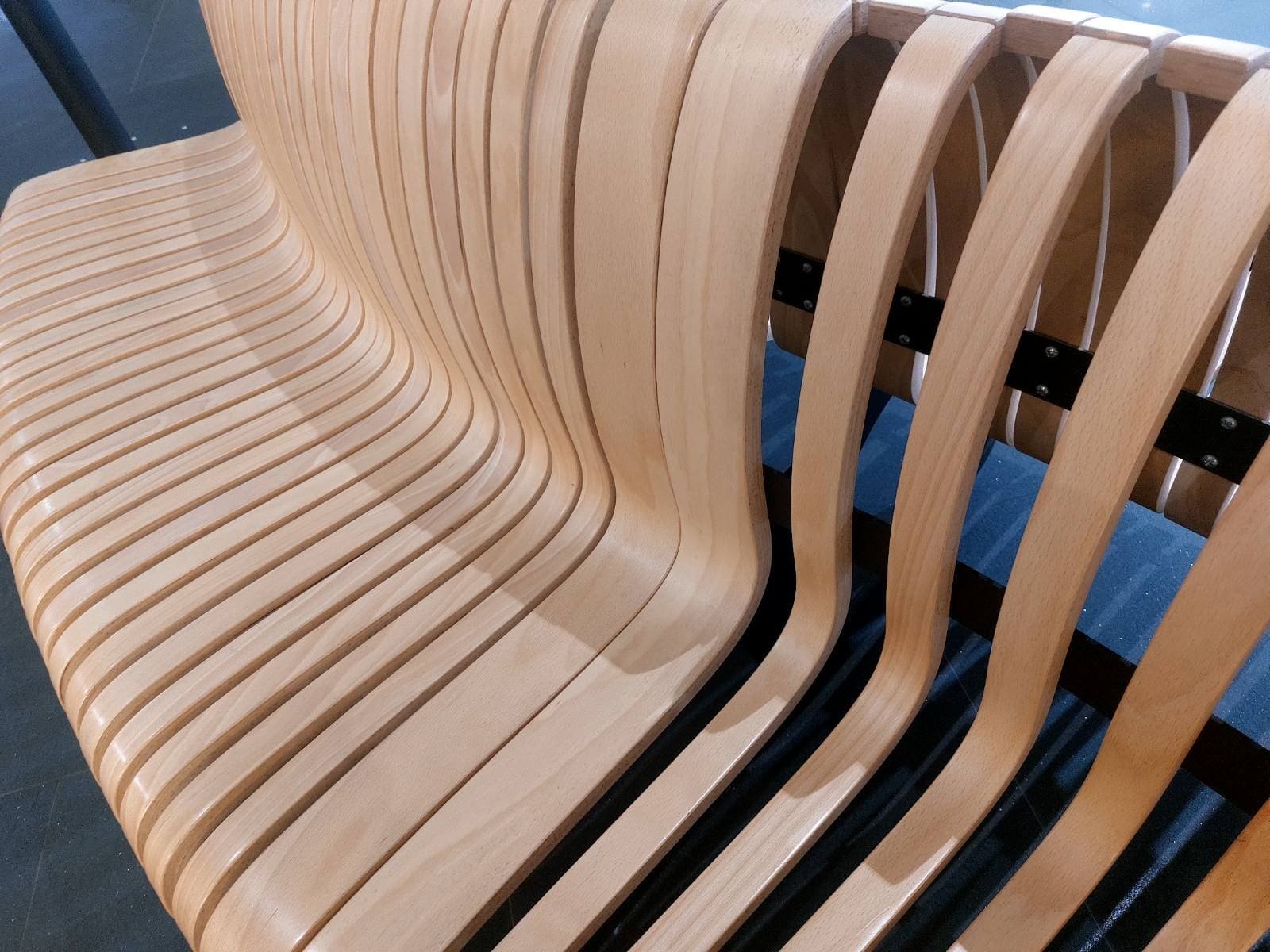 полукруглые скамейки из дерева