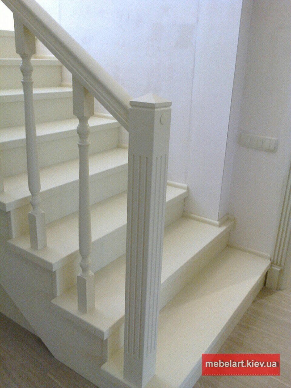 белая лестница в дом
