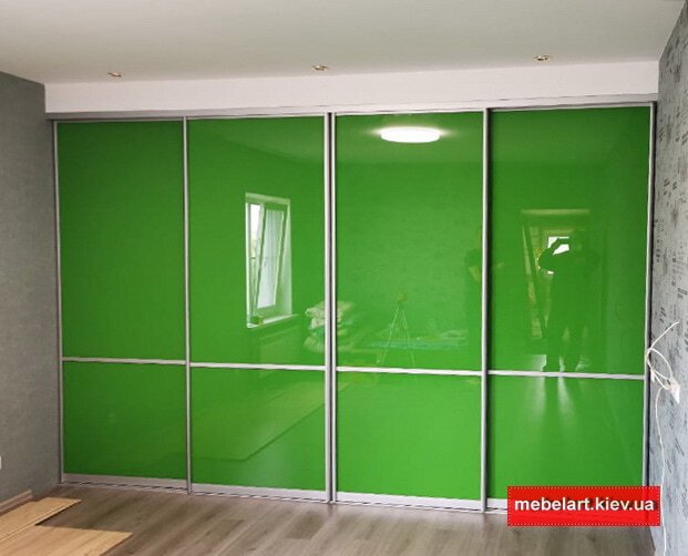 зеленый встроенный шкафы-купе от стены до стены