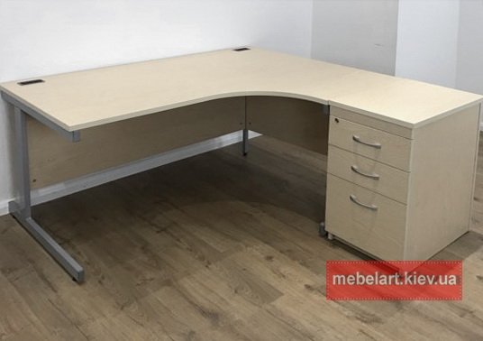 столы для персонала на металлической базе