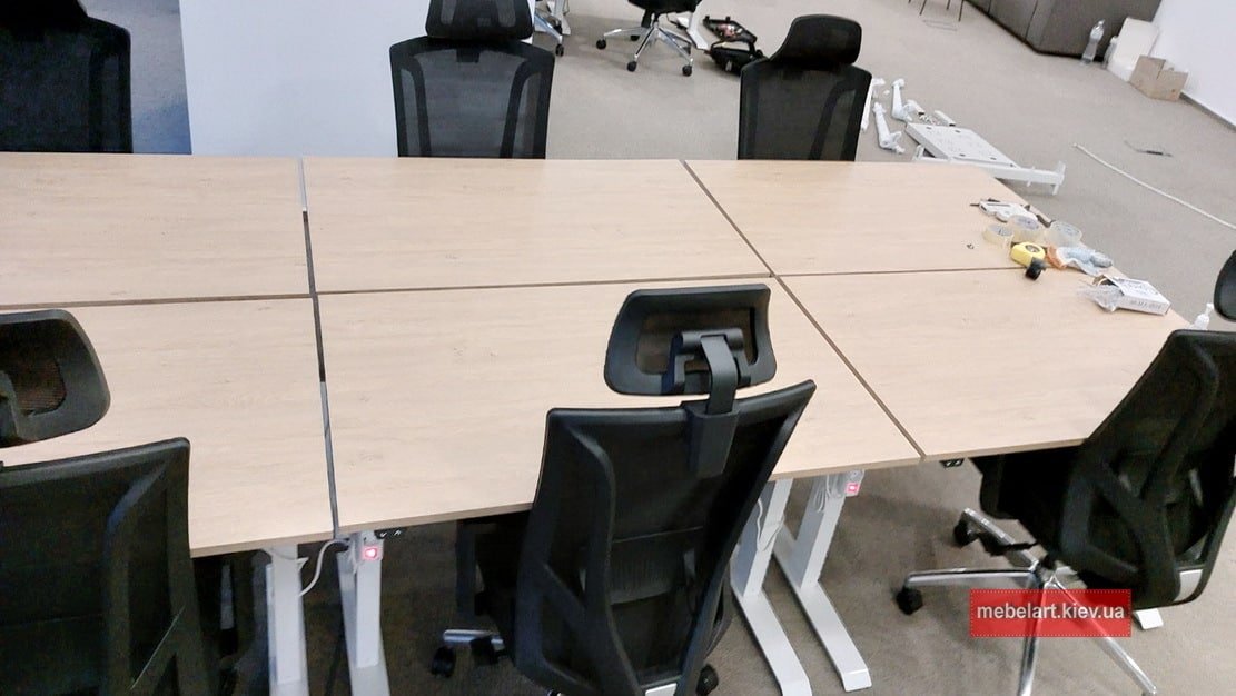 столы на металлической базе для офиса с изменением высоты
