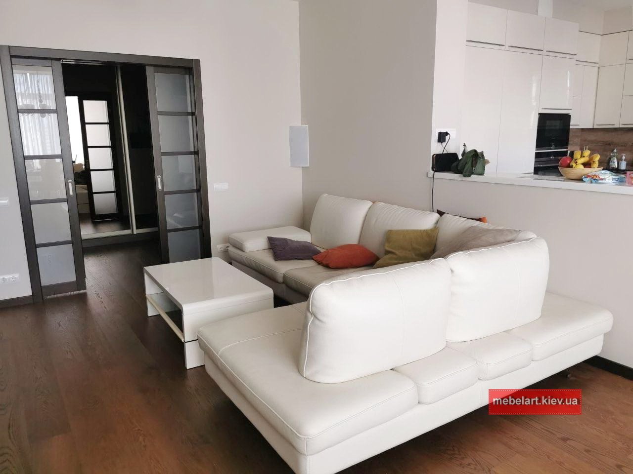 белый кухонный угловой диван на заказ