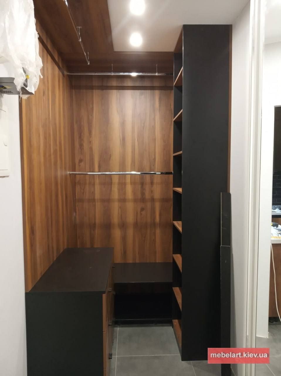 темный шкаф гардеробной со светлыми видвижными ящиками