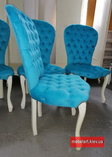 синее мягкое кресло стул