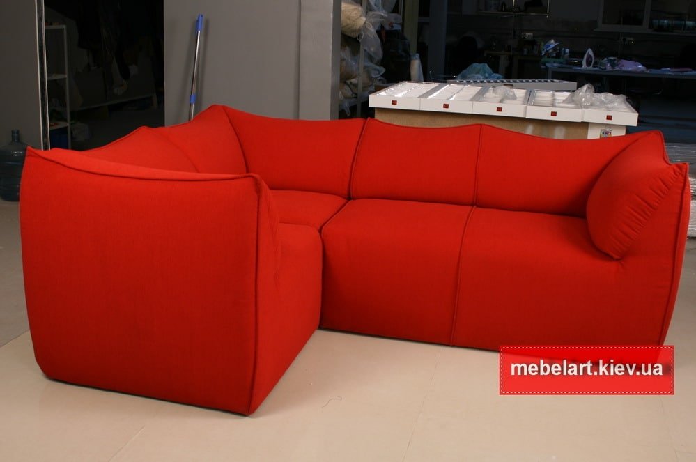 красный авторский мягкий диван в прихожую