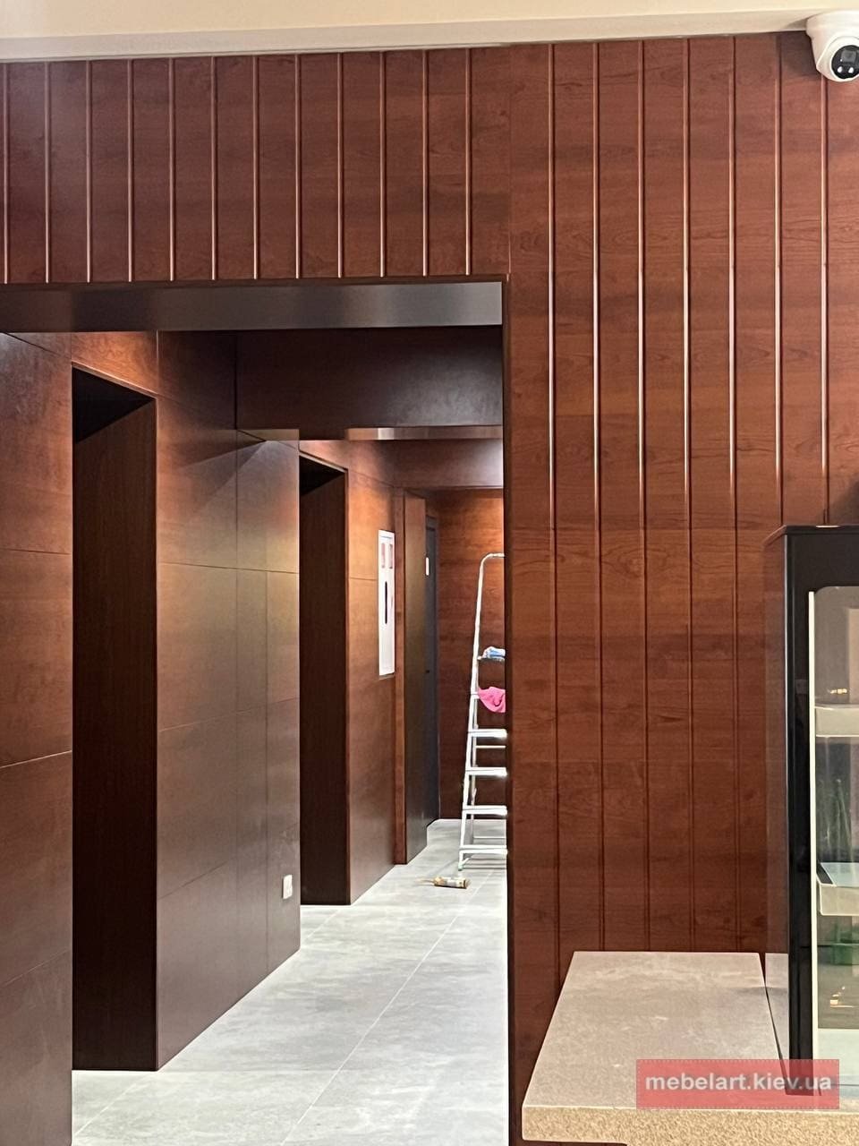 отделка панелями стен каридора деревом